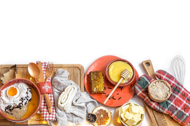 Stół z przygotowanymi potrawami